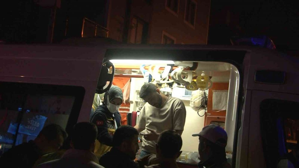 Kafa kafaya çarpışan otomobillerden biri dükkana daldı! 1'i hamile 3 yaralı