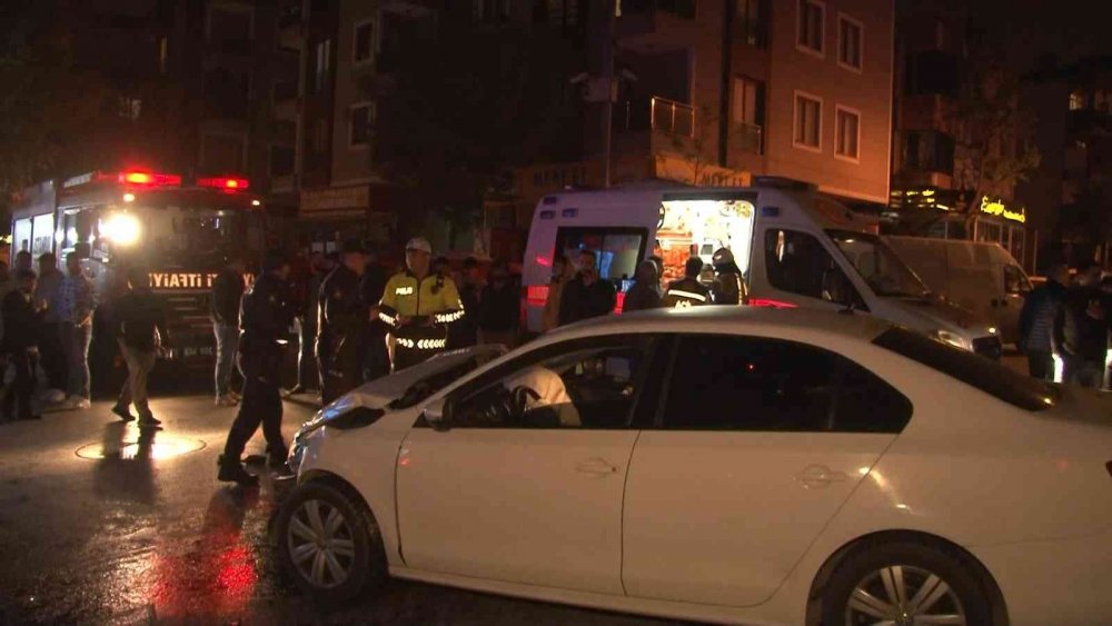 Kafa kafaya çarpışan otomobillerden biri dükkana daldı! 1'i hamile 3 yaralı