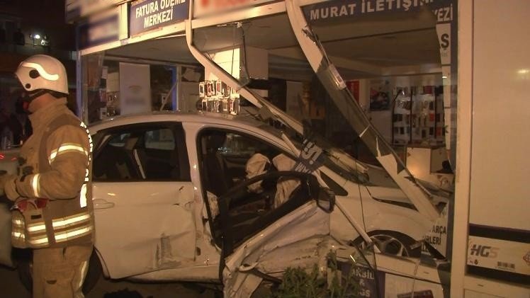Kafa kafaya çarpışan otomobillerden biri dükkana daldı! 1'i hamile 3 yaralı