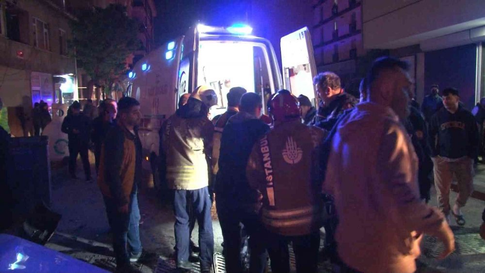 Kafa kafaya çarpışan otomobillerden biri dükkana daldı! 1'i hamile 3 yaralı