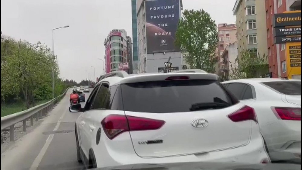 Trafikte magandalık sürüyor... Kendine güvenen karşı tarafa saldırıyor