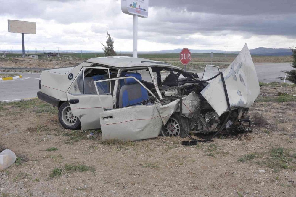 Çarpışmanın şiddetiyle araç tanınmaz hale geldi! Karaman'da trafik kazasında can pazarı