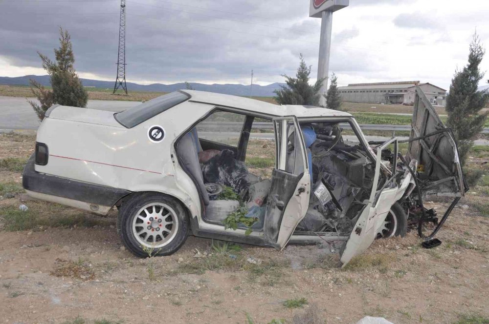 Çarpışmanın şiddetiyle araç tanınmaz hale geldi! Karaman'da trafik kazasında can pazarı