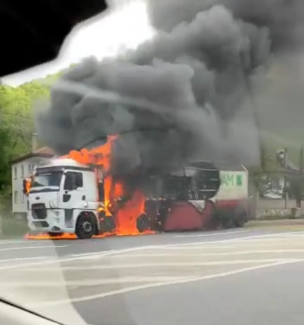 Konya'dan yola çıkan tır bir anda yanmaya başladı! Tır tamamen yandı