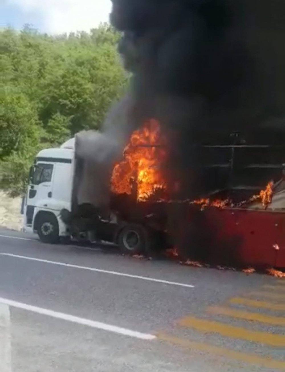 Konya'dan yola çıkan tır bir anda yanmaya başladı! Tır tamamen yandı