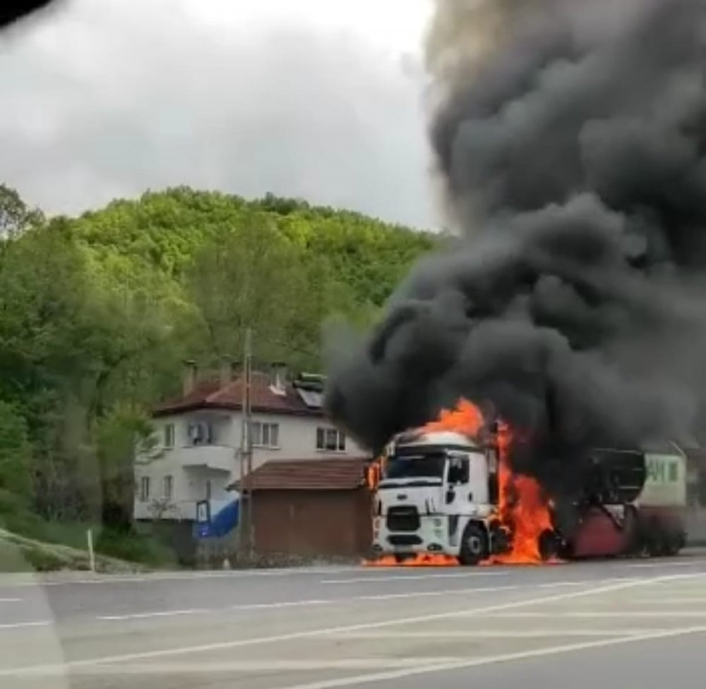 Konya'dan yola çıkan tır bir anda yanmaya başladı! Tır tamamen yandı