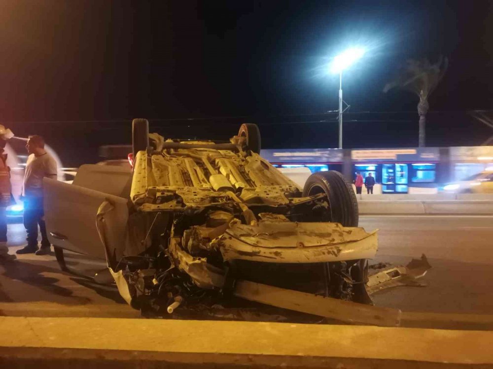 Refüje çarpıp takla atan otomobilde 4 kişi yaralandı