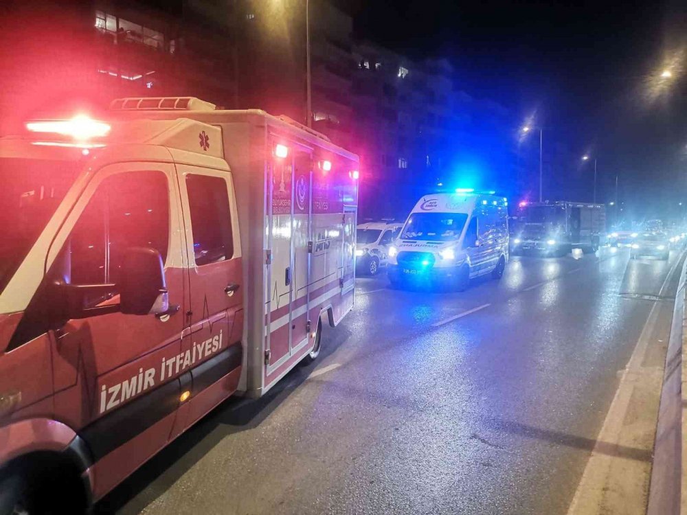 Refüje çarpıp takla atan otomobilde 4 kişi yaralandı