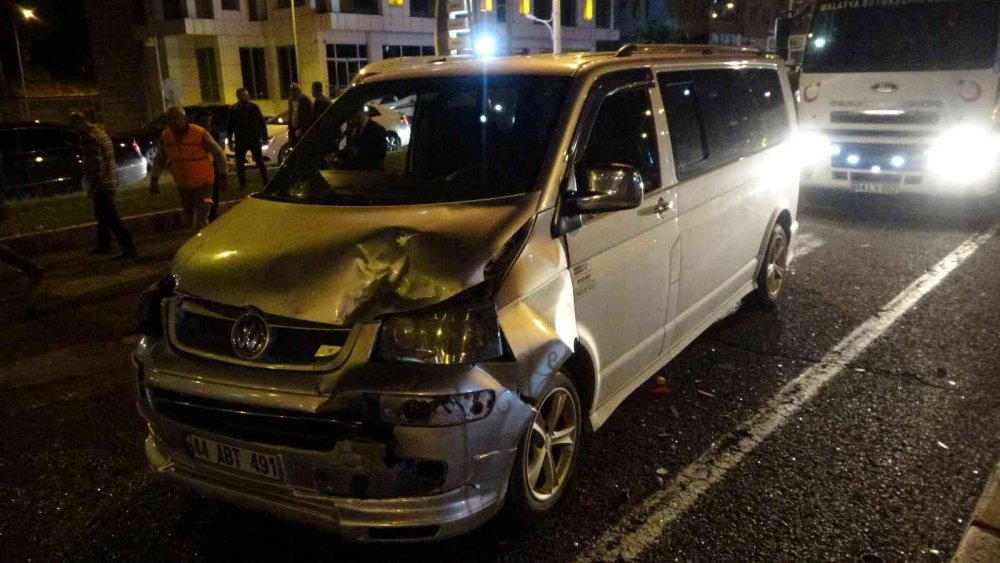 Sanayi alt geçidinde zincirleme kaza! 4 araç birbirine girdi Ankara yolu kilitlendi