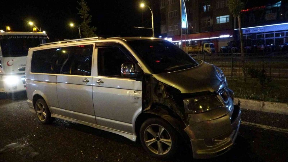 Sanayi alt geçidinde zincirleme kaza! 4 araç birbirine girdi Ankara yolu kilitlendi