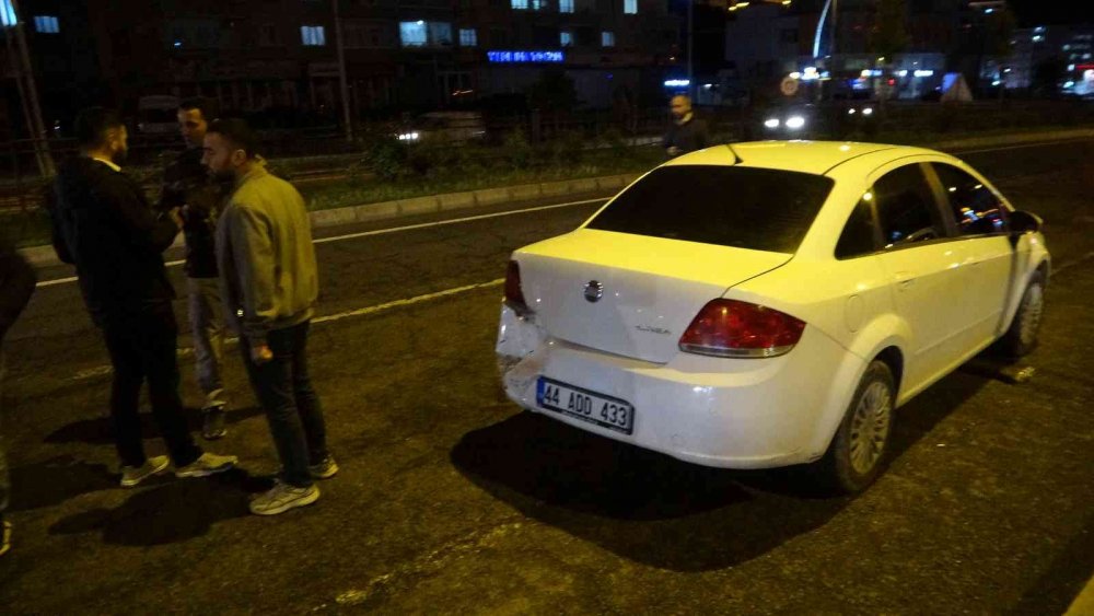 Sanayi alt geçidinde zincirleme kaza! 4 araç birbirine girdi Ankara yolu kilitlendi