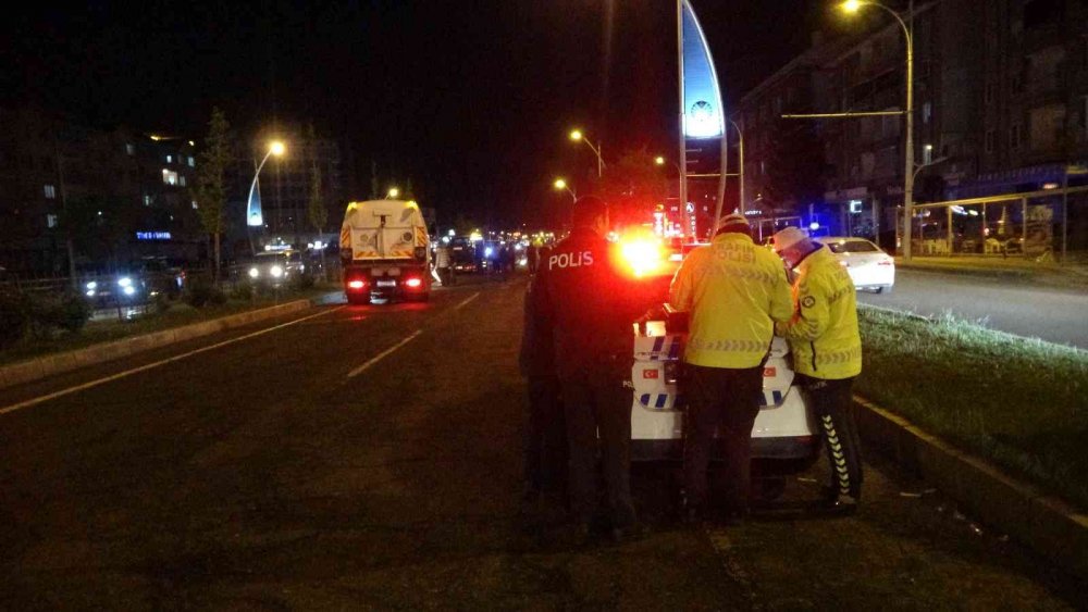 Sanayi alt geçidinde zincirleme kaza! 4 araç birbirine girdi Ankara yolu kilitlendi