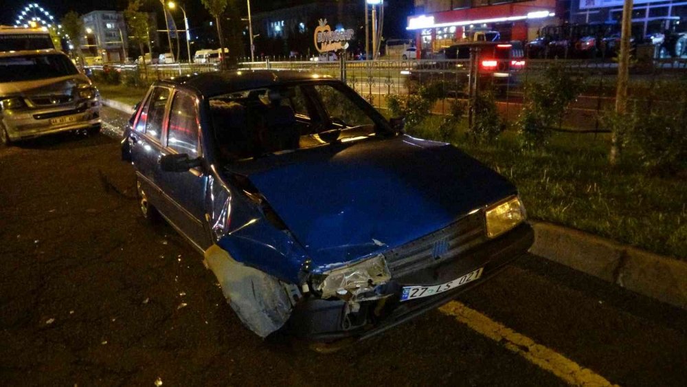 Sanayi alt geçidinde zincirleme kaza! 4 araç birbirine girdi Ankara yolu kilitlendi