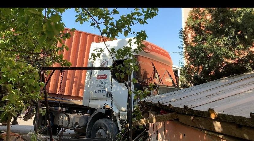 Freni boşalan tır dehşeti! Araca çarpıp, eve daldı!
