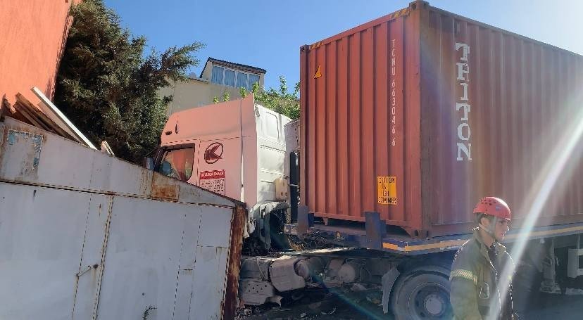 Freni boşalan tır dehşeti! Araca çarpıp, eve daldı!