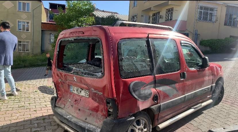 Freni boşalan tır dehşeti! Araca çarpıp, eve daldı!