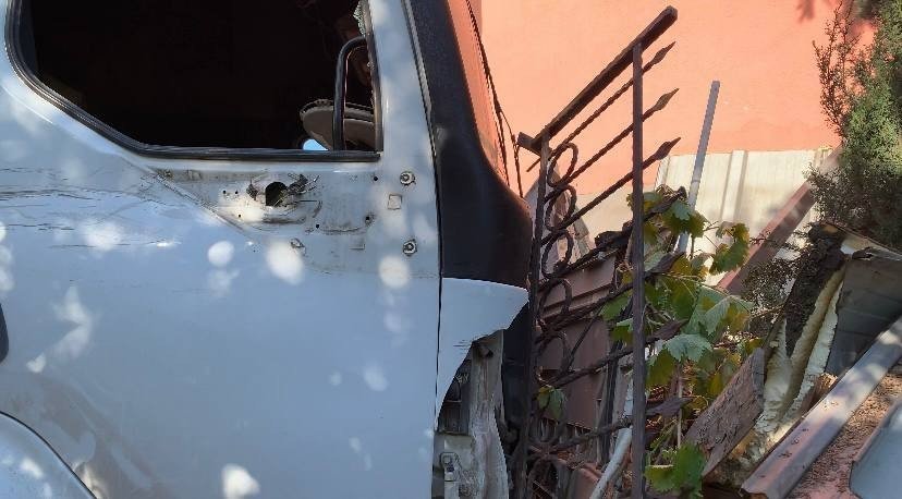 Freni boşalan tır dehşeti! Araca çarpıp, eve daldı!