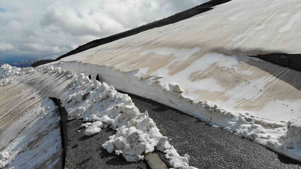 Dünyanın kliması Bitlis oldu! Haziran ayına 20 gün var ve karlar erimedi