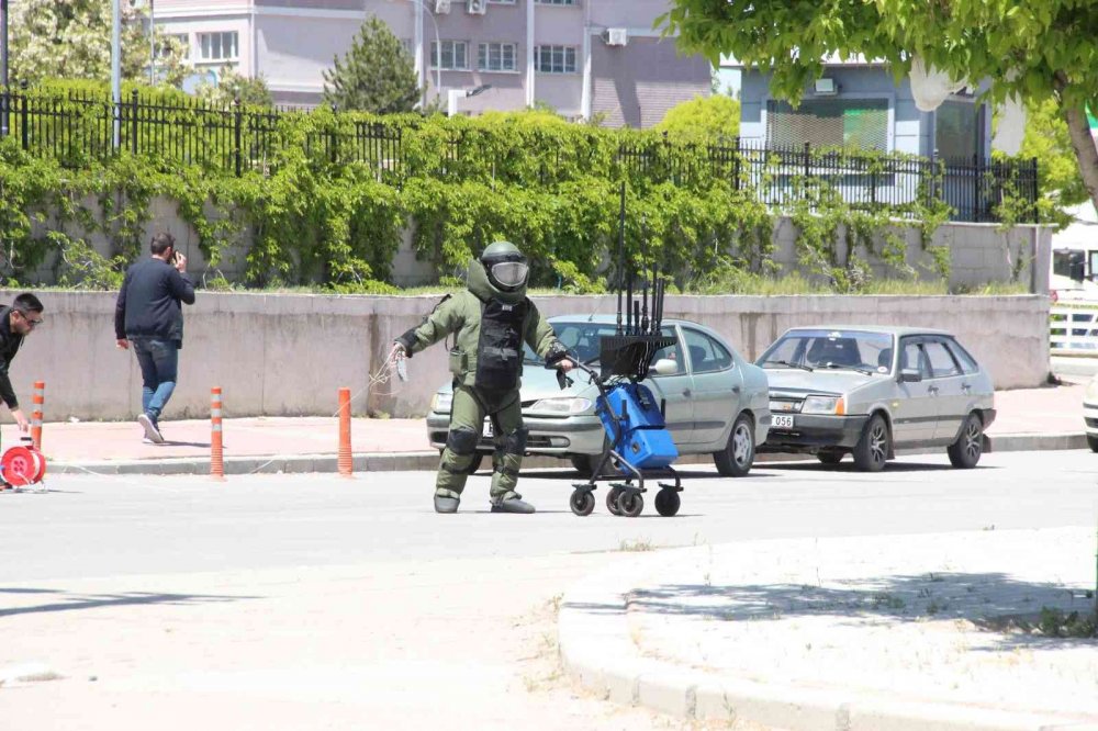 Karaman Adliyesi önünde 'ıspanak' paniği... Bomba ihbarı yapıldı çanta fünyeyle patlatıldı...