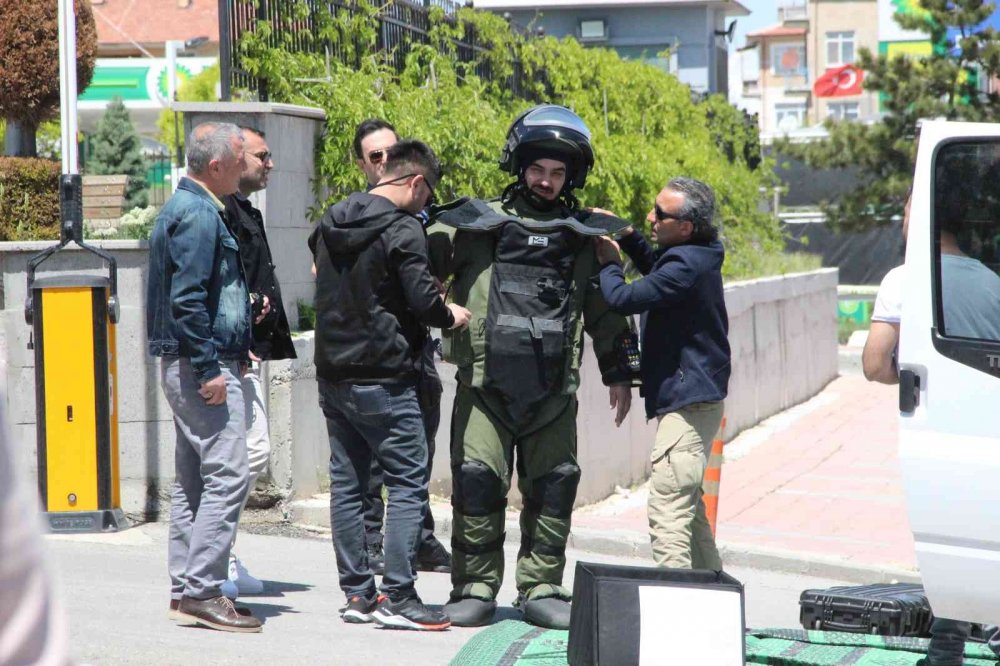 Karaman Adliyesi önünde 'ıspanak' paniği... Bomba ihbarı yapıldı çanta fünyeyle patlatıldı...