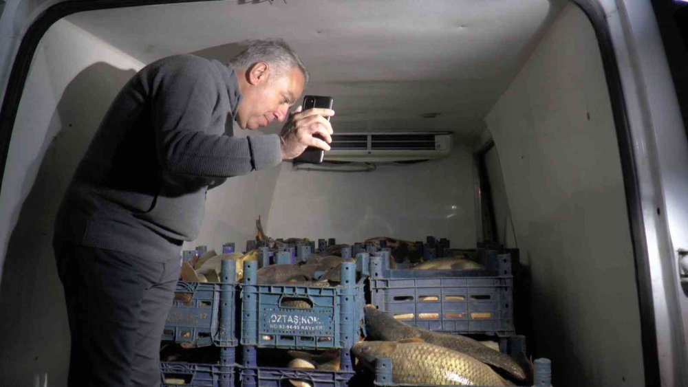 Konya plakalı araç durduruldu içinden kasalar dolusu sazan balığı çıktı