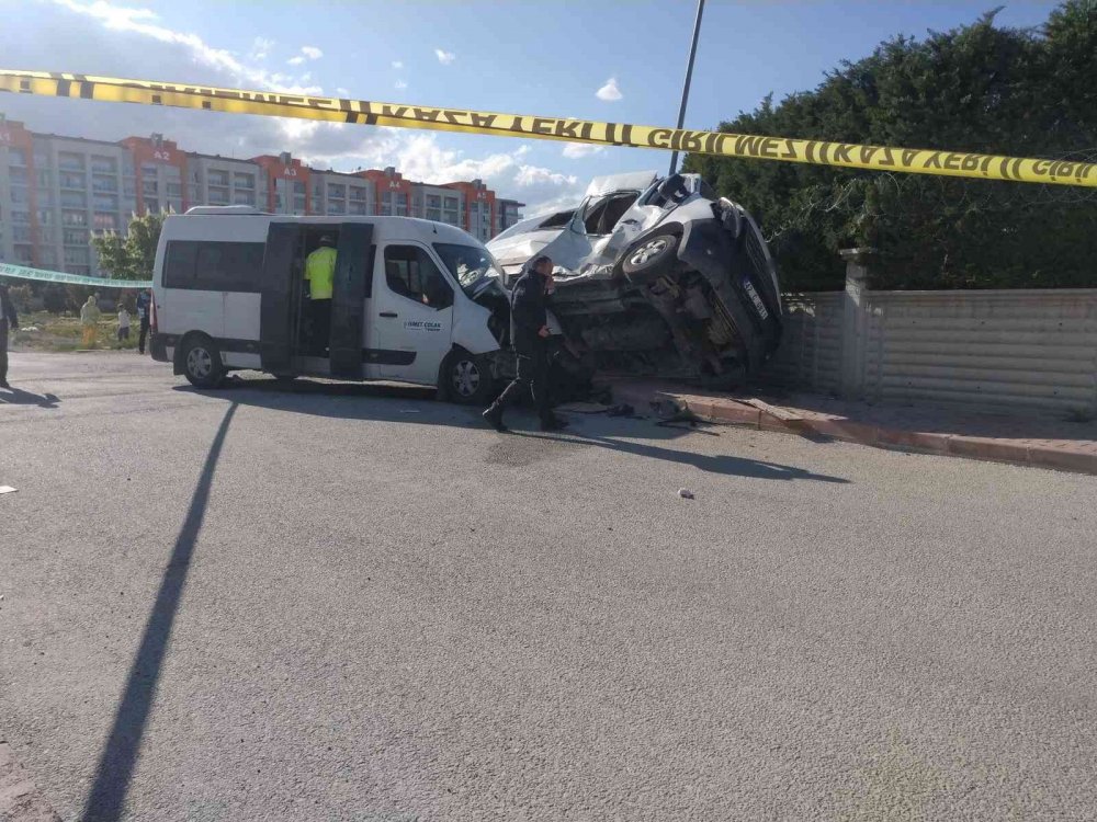 Konya'da iki servis aracı kör noktada çarpıştı ortalık savaş alanına döndü... 9'u öğrenci toplam 14 yaralı var