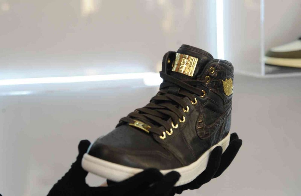 Türkiye'de satılan bu ayakkabının fiyatı bir araba fiyatına denk geliyor...