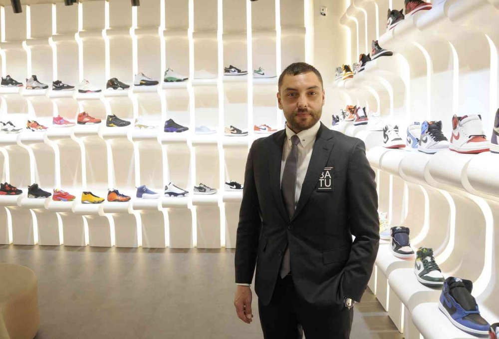 Türkiye'de satılan bu ayakkabının fiyatı bir araba fiyatına denk geliyor...