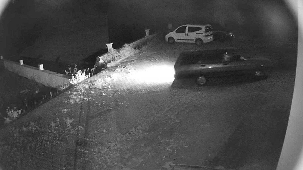 Adana'da bir şahıs önce otomobil çaldı... Daha sonra depoyu doldurarak yoluna devam etti