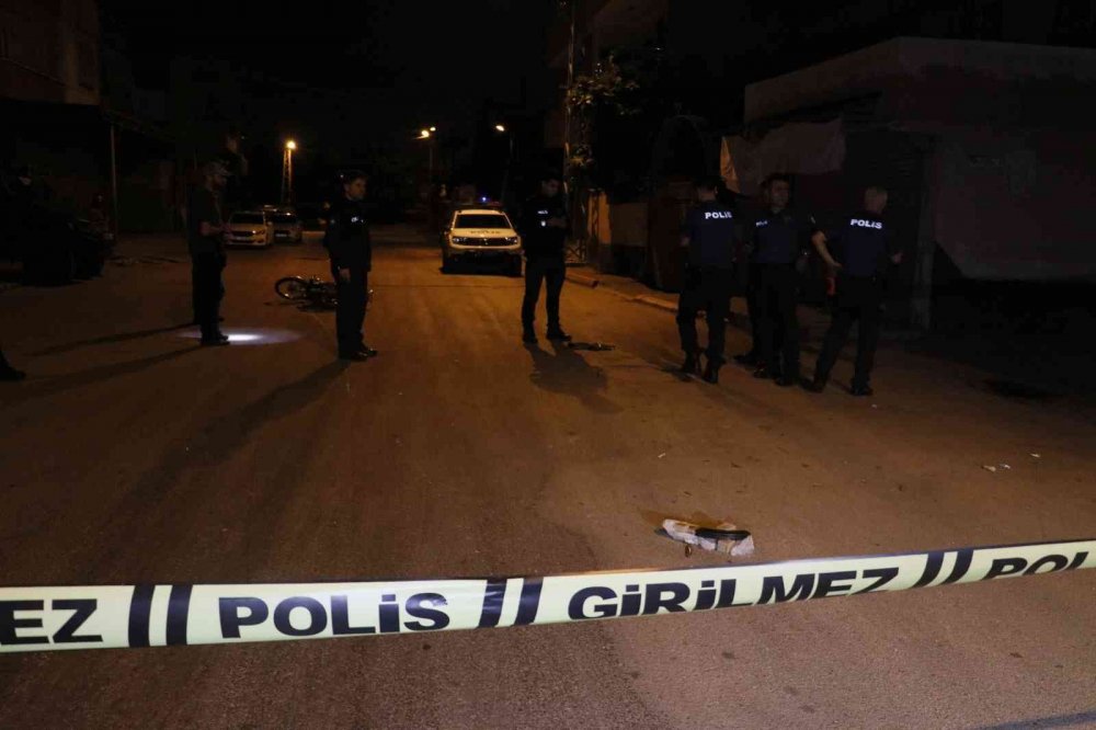 Kalaşnikofla saldırı yapacaklardı polis görünce atıp kaçtılar