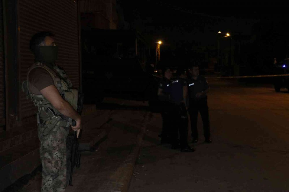 Kalaşnikofla saldırı yapacaklardı polis görünce atıp kaçtılar