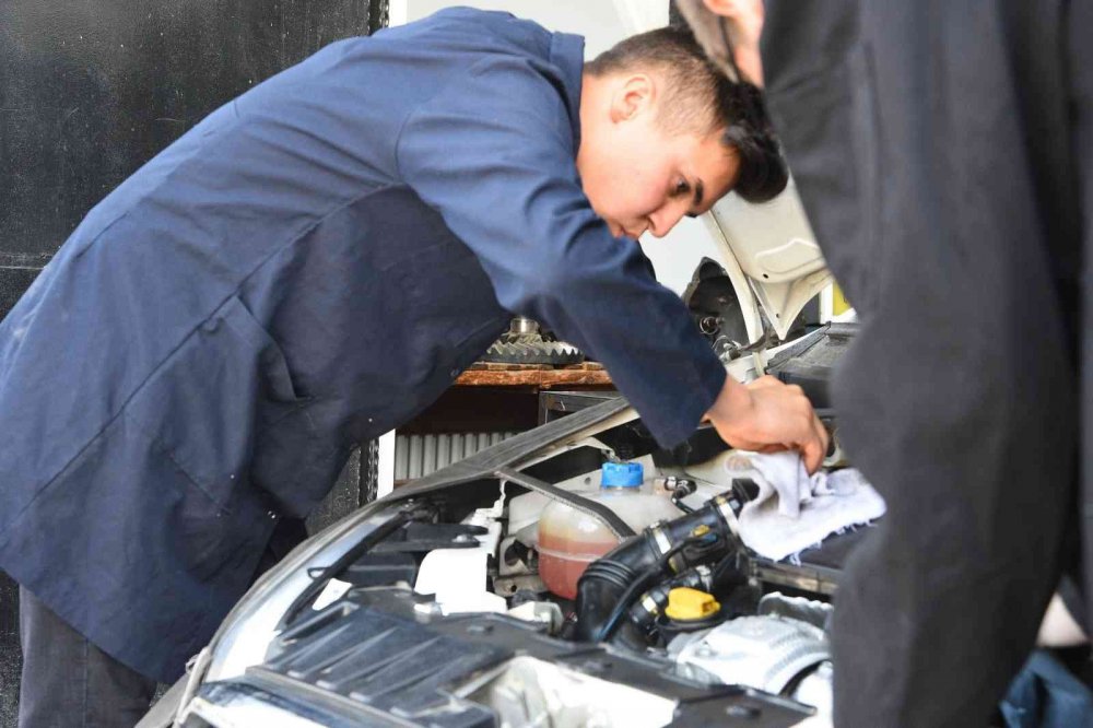 Denizlili gençler bir harika... Okullarında susuz temizlik yapabilen sıvı geliştirdiler