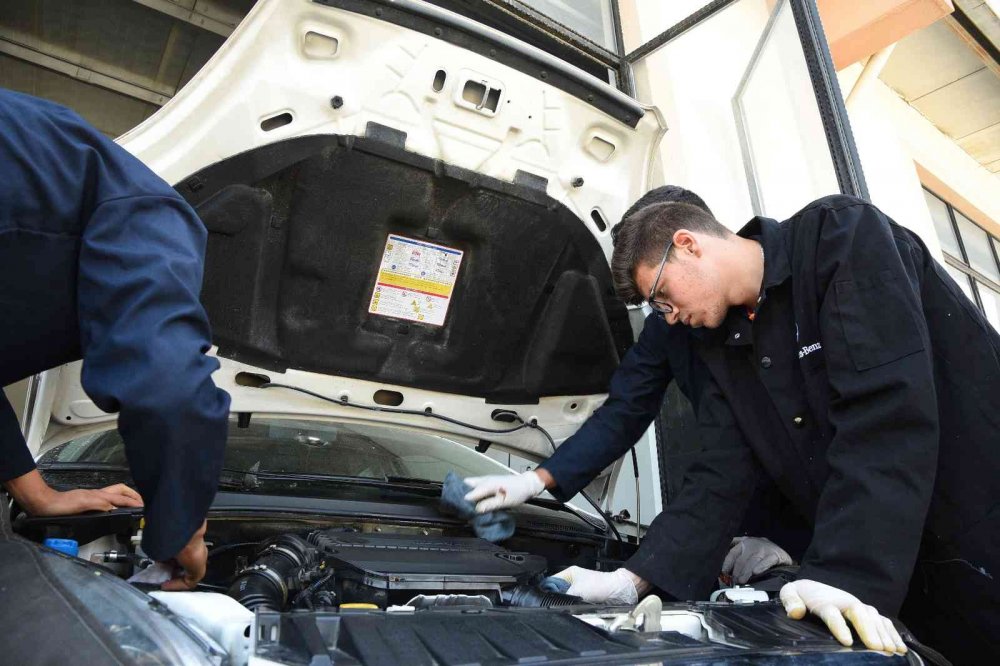 Denizlili gençler bir harika... Okullarında susuz temizlik yapabilen sıvı geliştirdiler