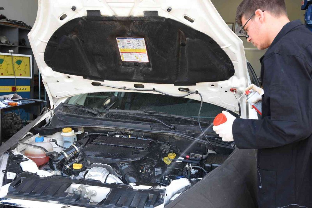 Denizlili gençler bir harika... Okullarında susuz temizlik yapabilen sıvı geliştirdiler