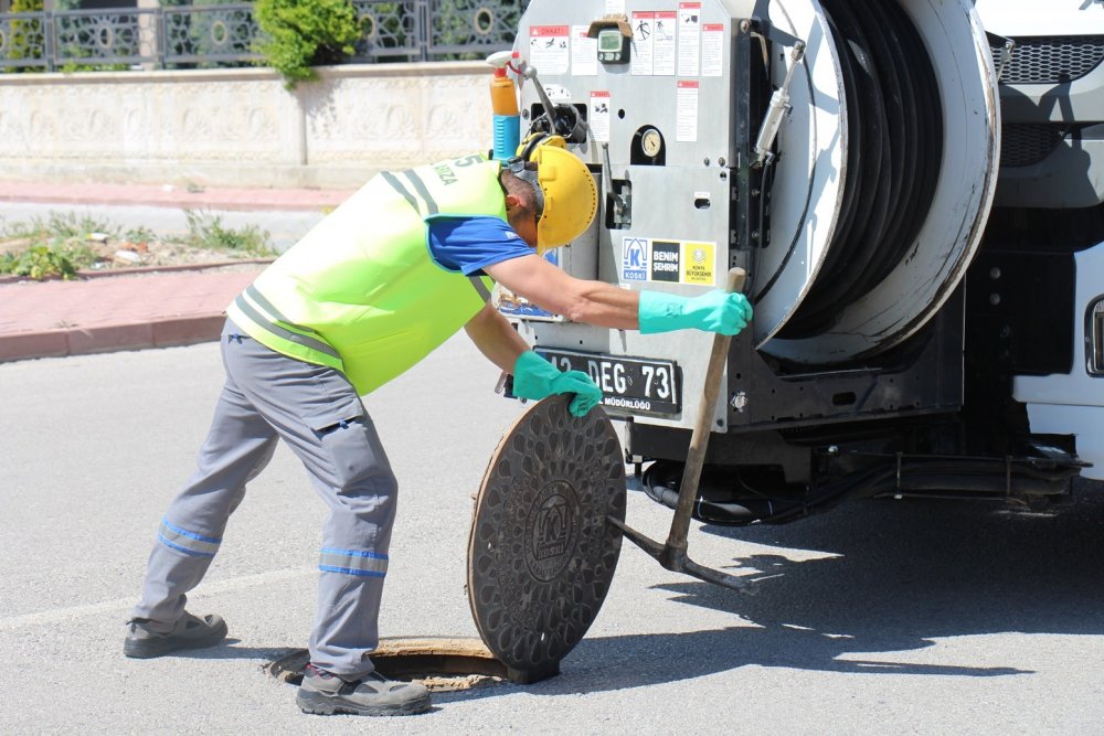 Konya'da taşkın riskine karşı kombine araçlarla kanal temizliği