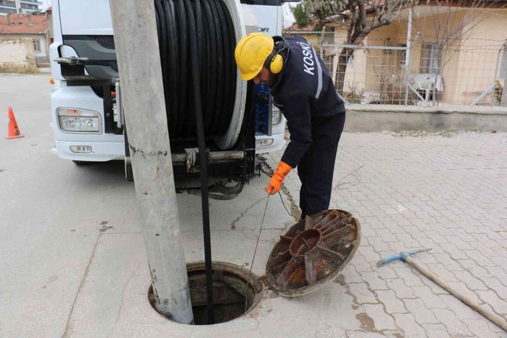Konya'da taşkın riskine karşı kombine araçlarla kanal temizliği