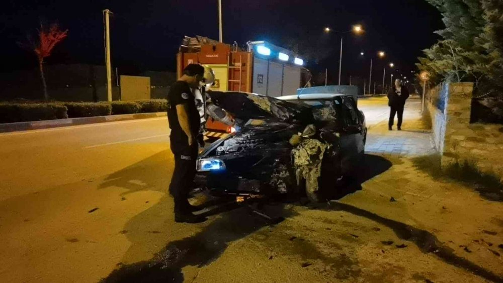Otomobille duvara çarptı! Yaralı genç 'üvey babam beni öldürür' diyerek gözyaşı döktü