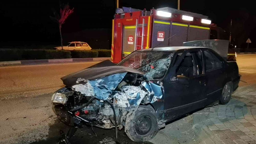 Otomobille duvara çarptı! Yaralı genç 'üvey babam beni öldürür' diyerek gözyaşı döktü