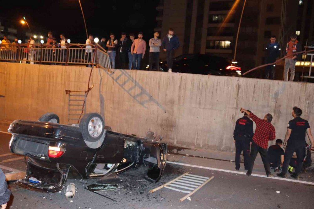 Bariyeri aşıp alt geçide düşen otomobilde sıkıştılar! Ekipler zamanla yarıştı