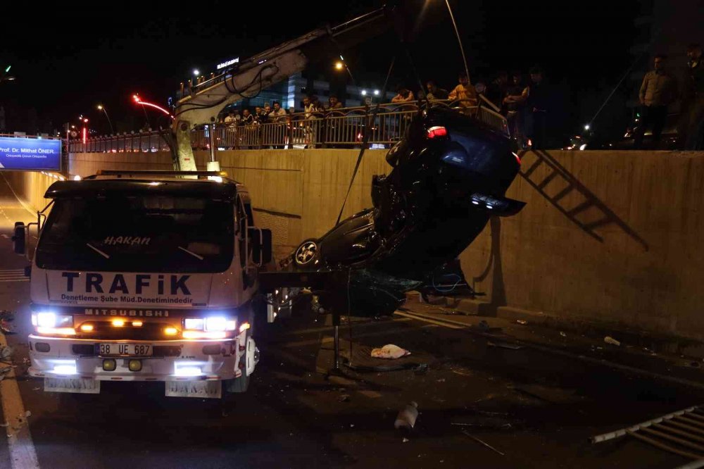 Bariyeri aşıp alt geçide düşen otomobilde sıkıştılar! Ekipler zamanla yarıştı