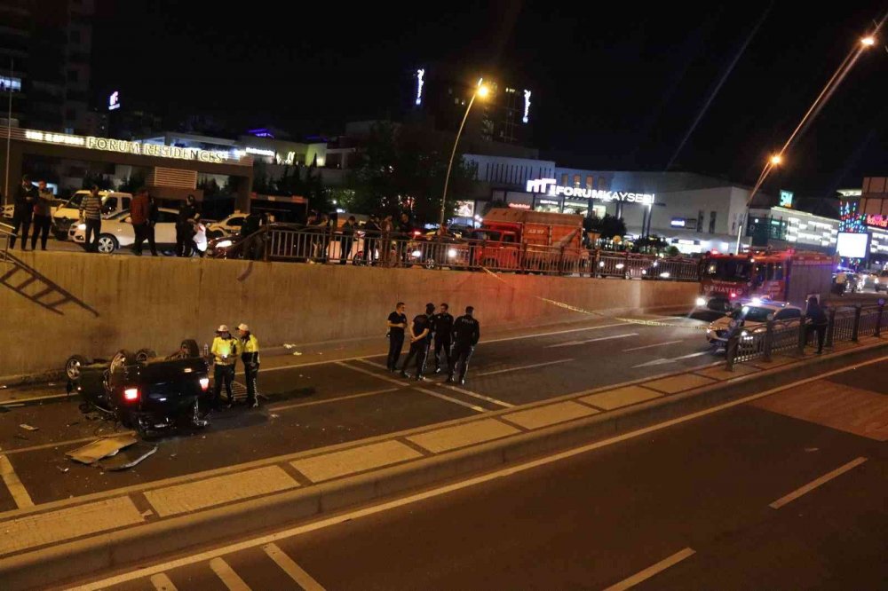Bariyeri aşıp alt geçide düşen otomobilde sıkıştılar! Ekipler zamanla yarıştı