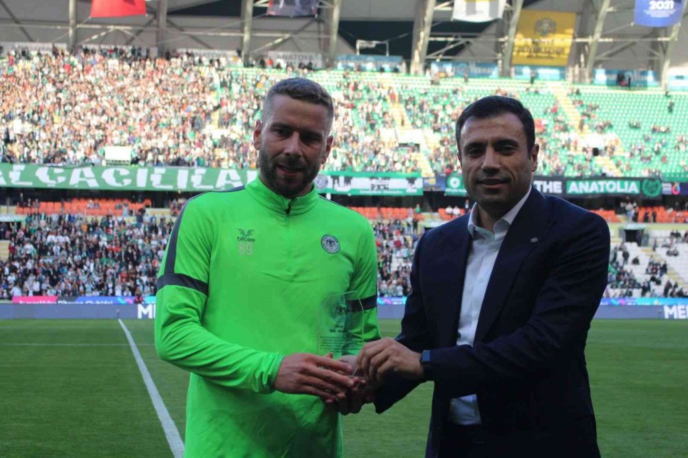 Konyaspor'dan Sloven sağ bek Skubic'e 254. maçı için özel plaket ve forma