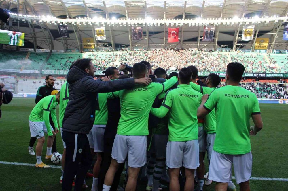 Konyaspor'dan Sloven sağ bek Skubic'e 254. maçı için özel plaket ve forma