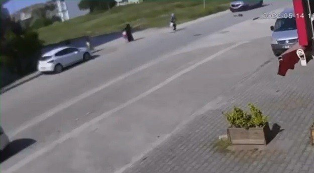 Başıboş köpek terörü bitmiyor! Küçük kız canından oluyordu