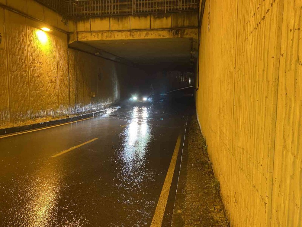 İstanbul'da sağanak! Üsküdar’da alt geçidi su bastı