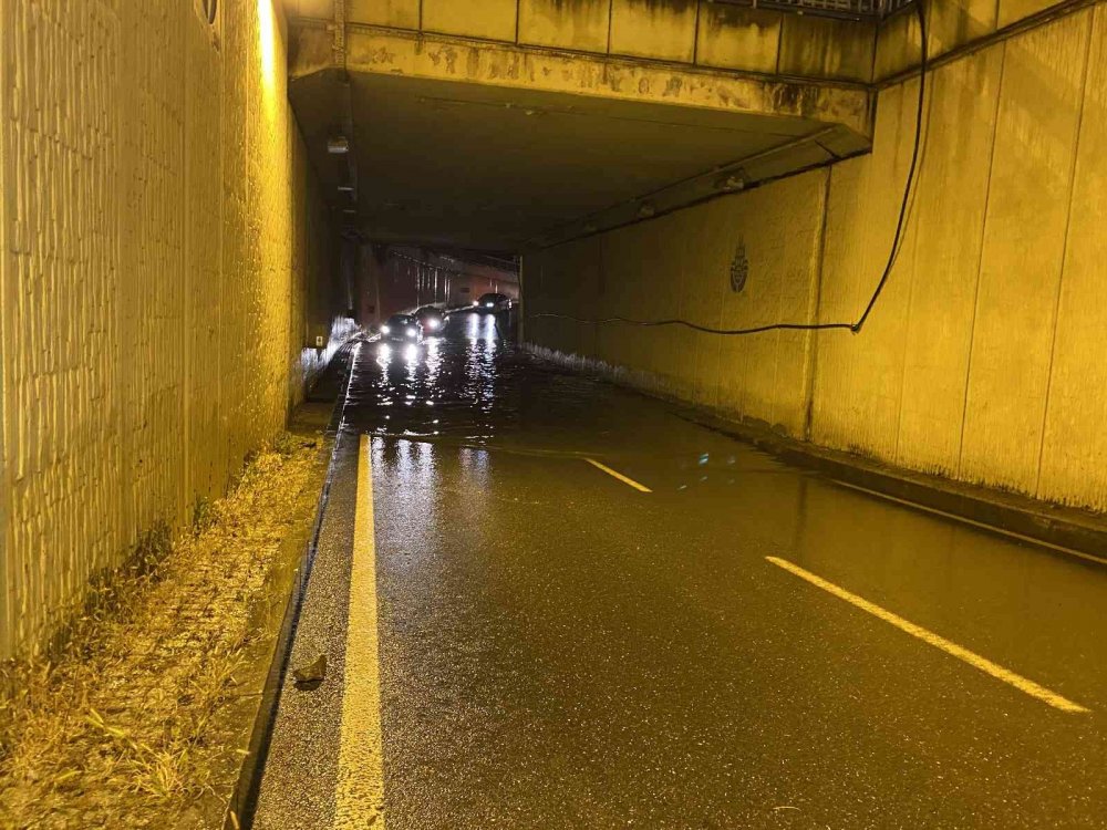İstanbul'da sağanak! Üsküdar’da alt geçidi su bastı