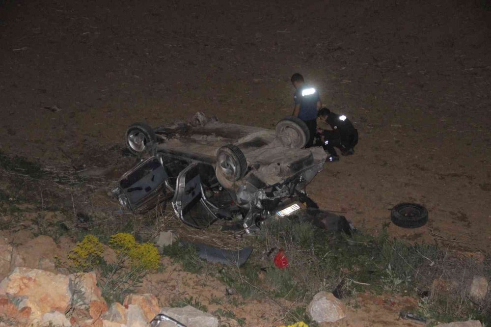 Karaman’da otomobil şarampole takla attı! Sıkışan 3 kişi güçlükle kurtarıldı