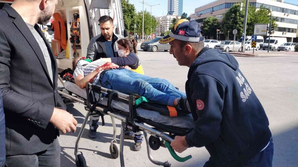Konya İhsaniye'de kaza! Minibüsün çarptığı genç adam yaralandı