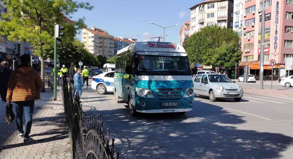 Konya İhsaniye'de kaza! Minibüsün çarptığı genç adam yaralandı