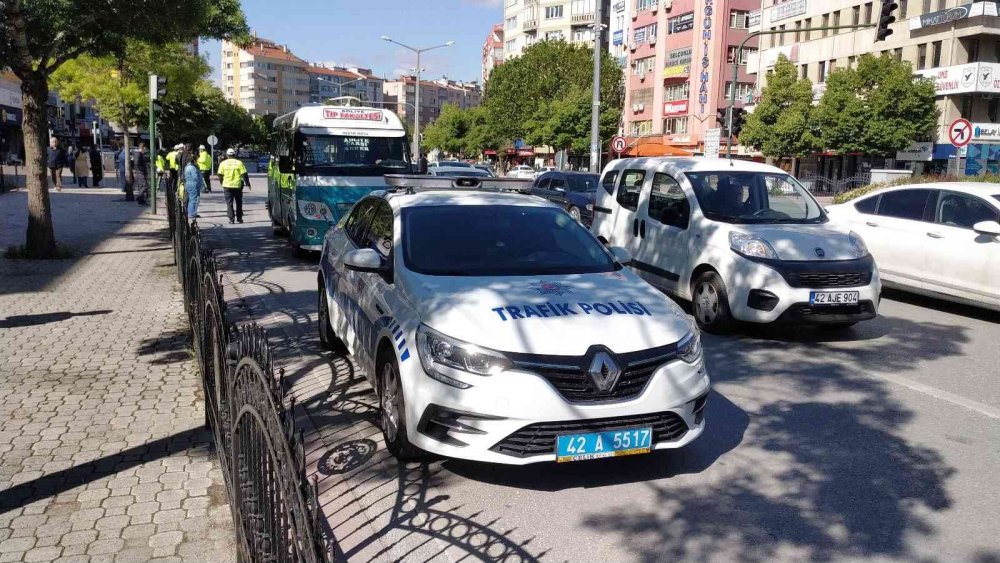 Konya İhsaniye'de kaza! Minibüsün çarptığı genç adam yaralandı